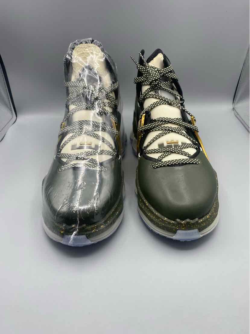 Nike Lebron 19 "Chosen 1" Mens 8.5 (New With Box)