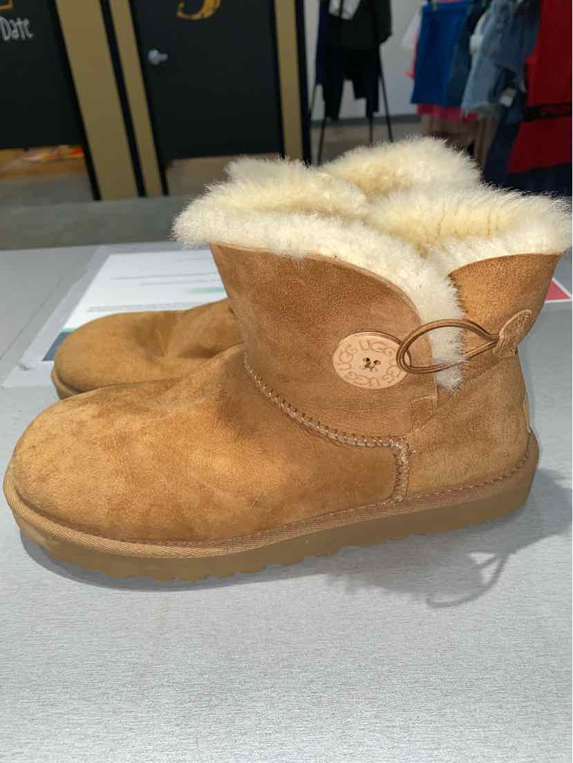 UGG Shoe Size 9 Women's Sneakers