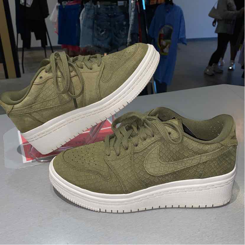 Jordan Shoe Size 8 ao1334-300 Women's Sneakers
